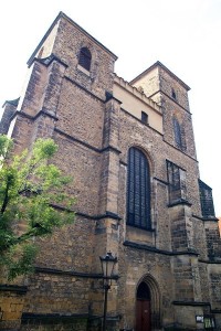Průčelí kostela vlevo severní věž je nižší