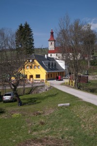 Kostel a penzion Pod Klepáčem na jaře 2010