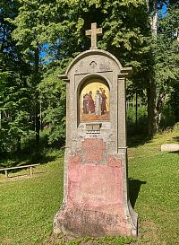 V roce 2025 byly na zastaveních umístěné kopie původních výjevů