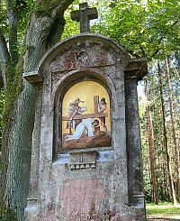 Poprvé padá pod křížem