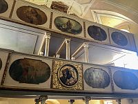 Na spodním reliéfu moravští věrozvěstové