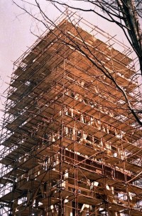 Lešení během stavby