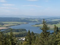 Jezero vlevo Uhlířský vrch vpravo Bruntál
