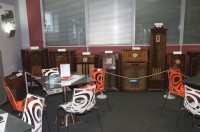 Kavárna a výstava rádiových skříní