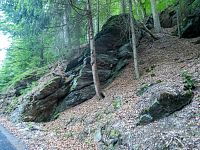 Skalní výchozy na úpatí Kazatelen