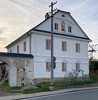 Nově opravená fasáda na domě v Kolšově, kterou měl Isidor Korger realizovat
