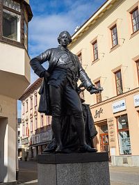 V srpnu 2025 prošel císař očistou