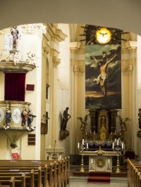 Před Velikonocemi je oltářní obraz zakrytý praporovým obrazem