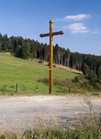 Další kříž nedaleko kostelíčku