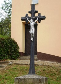 Bojkovice - kříž před farním úřadem
