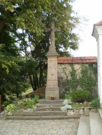 Bojkovice - kamenný kříž před vchodem na hřbitov