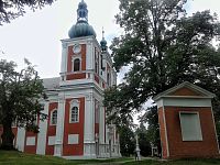 Kostel s kapličkou