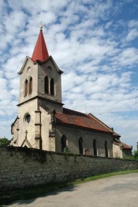Zlonice - Kostel sv. Šimona a Judy, kaplička na návsi