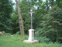 Pomníček na hrázi rybníka Rožmberk