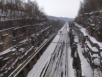 Železniční trať - průlom skalním masivem