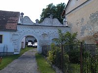 Dobrš - vstupní brána k zámku