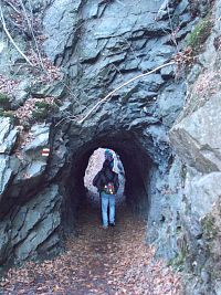 Riegrova stezka - vystřílený tunel ve skále