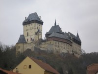 Karlštejn focený při opuštění obce