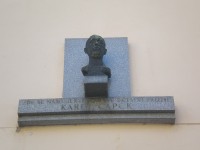 Busta Karla Čapka na jeho rodném domě