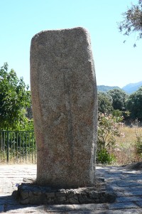 Menhir Filitosa V. s patrným mečem a dýkou