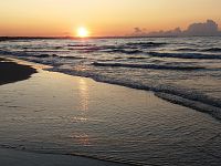 Pobřeží Baltského moře při západu slunce