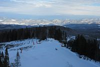 Pohled na sluncem zalité Pieniny s dominantním vrcholem Tri Koruny