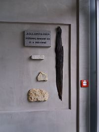 Historické artefakty u hlavního vchodu, mezi nimi i dubový kůl z palisády velkomoravského hradiště v Mikulčicích