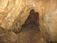 Jedna z jeskynních chodeb