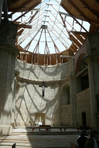 Provizorní oltář a skleněná střecha