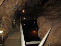 Jedno z jezer v Císařské jeskyni a lávka přes něj