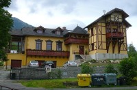 Z venku honosně vypadající vila skýtá příjemné ubytování