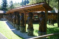 Dřevořezby astrologických znamení u chaty Pieniny v Lesnici