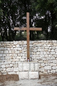 Na památku umučených vězňů byl vztyčen tento kříž