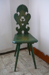 Zrestaurovaná židlička v původní barvě