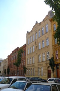 Oba domy na Jaselské ulici, kam Jurkovič navrhoval zařízení některých interiérů