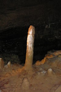 Stalagmit Dívčí sen složený ze čtyř rozbitých kousků 