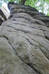 Cvičná lezecká stěna na jedné z okolních skal