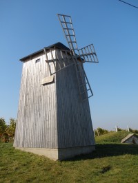 Vrbice-replika větrného mlýna u vinných sklepů
