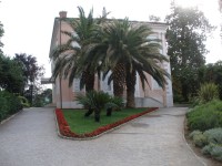 Opatija-před vstupem do parku Angiolina