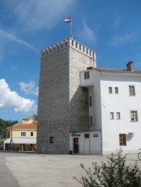 Zachovalá opevněná věž Kvadrac,součást původního frankopanského hradu