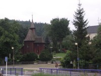 Dřevněný kostel focený od parkoviště