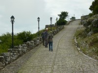 Chodník do pevnosti Rozafa aj s typickým domorodým Škiperom.