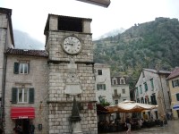 Hodinová veža s pranierom na Námestí zbraní-Kotor.