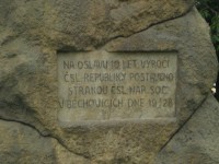 Pamětní deska na zadní straně pomníku m. Jana Husa