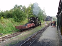 Parní lokomotiva zajíždí do výtopny  k doplnění uhlí ke zpáteční jízdě do Jindřichova Hradce 