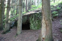 Jeskyňka pod Obrovou nohou u potoka Brodečka