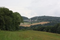 Pohled na areál školy v přírodě vrchu Karlovice 