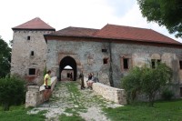 Ojedinělý komplex dvou středověkých tvrzí a barokního zámku v Kestřanech