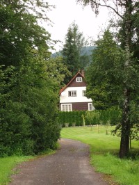 Dům byl postaven na louce dnes po více jak 80 lety porostlé vegetací