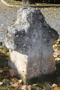 Smírčí kříž Mořice najdeme u hřbitova